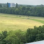 Airport Wyscigi - And View With Underground Garage דירה