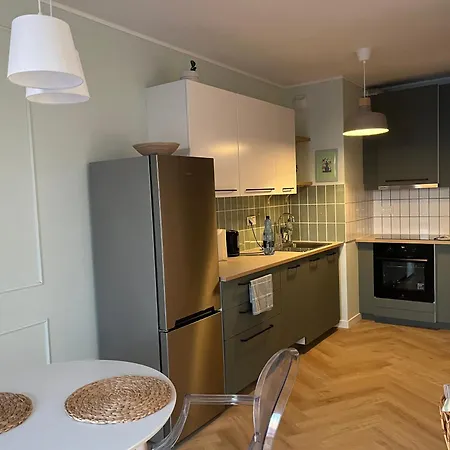 Airport Wyscigi - And View With Underground Garage ורשה