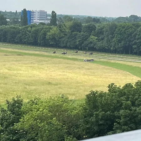Airport Wyscigi - And View With Underground Garage Lägenhet