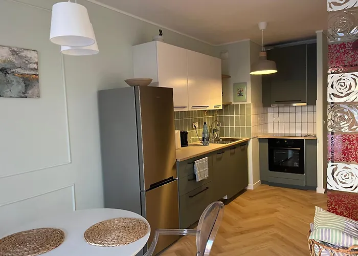 Airport Wyscigi - And View With Underground Garage Varsó