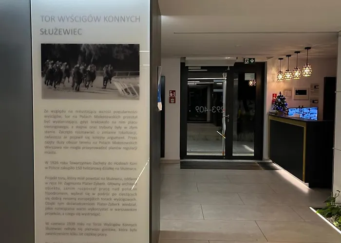 Airport Wyscigi - And View With Underground Garage Warsaw