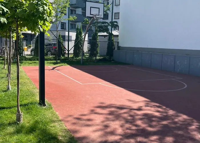Airport Wyscigi - And View With Underground Garage Varsó
