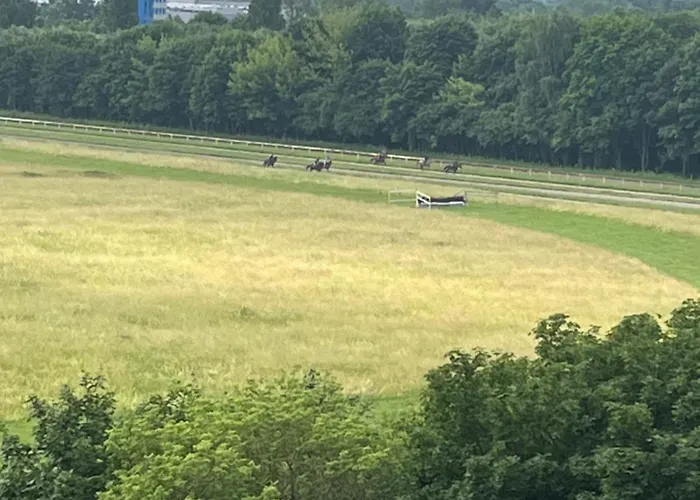 Airport Wyscigi - And View With Underground Garage 아파트