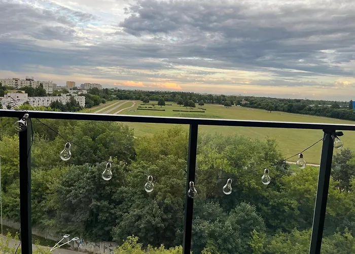 Airport Wyscigi - And View With Underground Garage 바르샤바